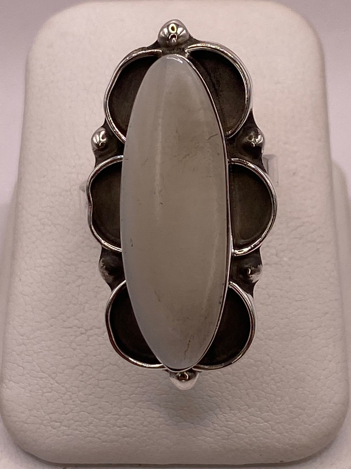 Anillo de Plata Ley 925 con Jade Blanco, vista de detalle