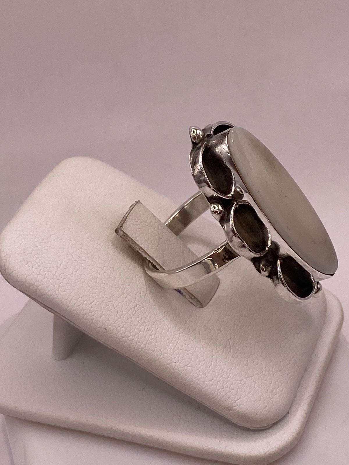 Anillo de Plata Ley 925 con Jade Blanco, vista lateral