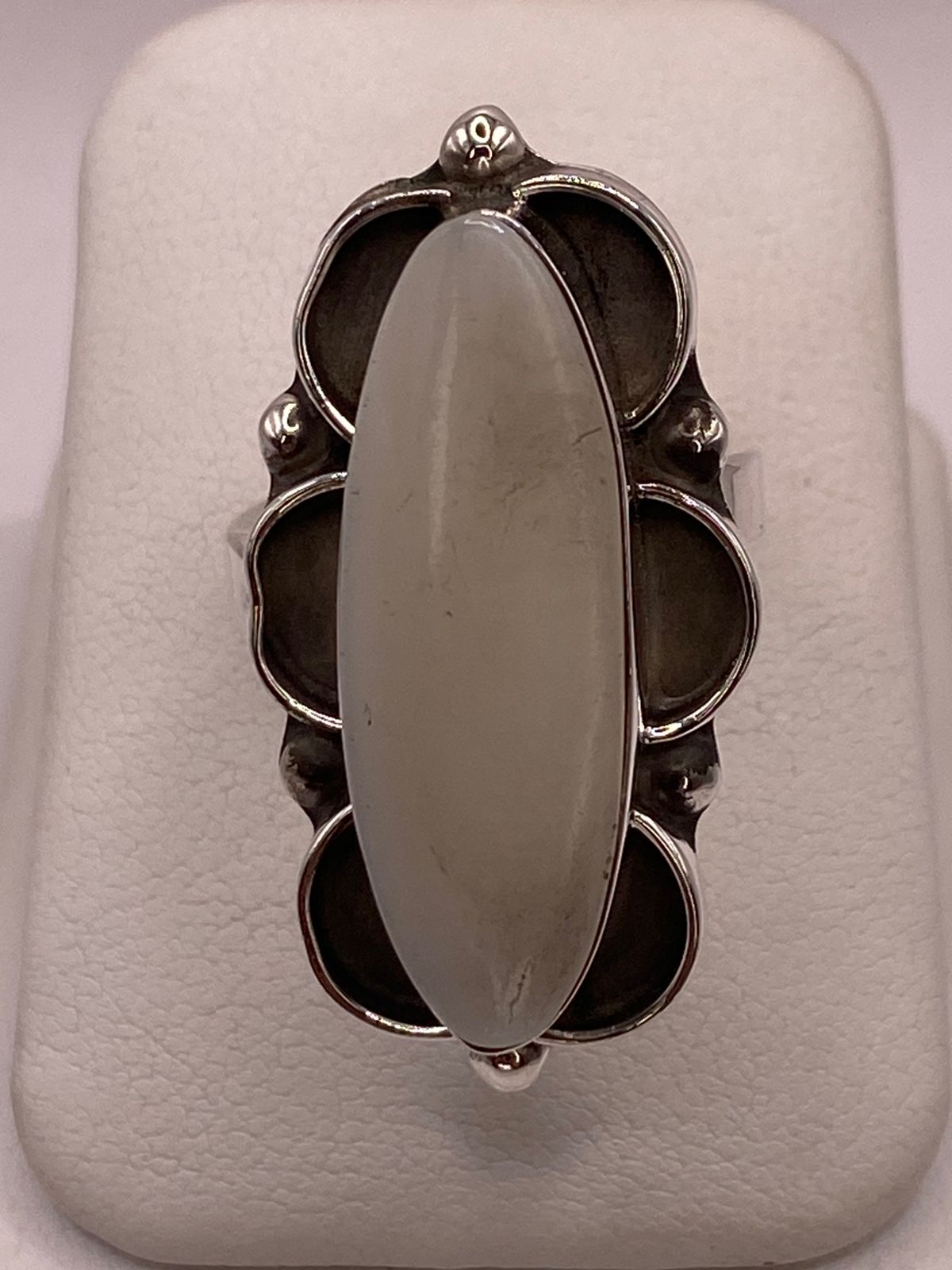 Anillo de Plata Ley 925 con Jade Blanco — ángulo diagonal
