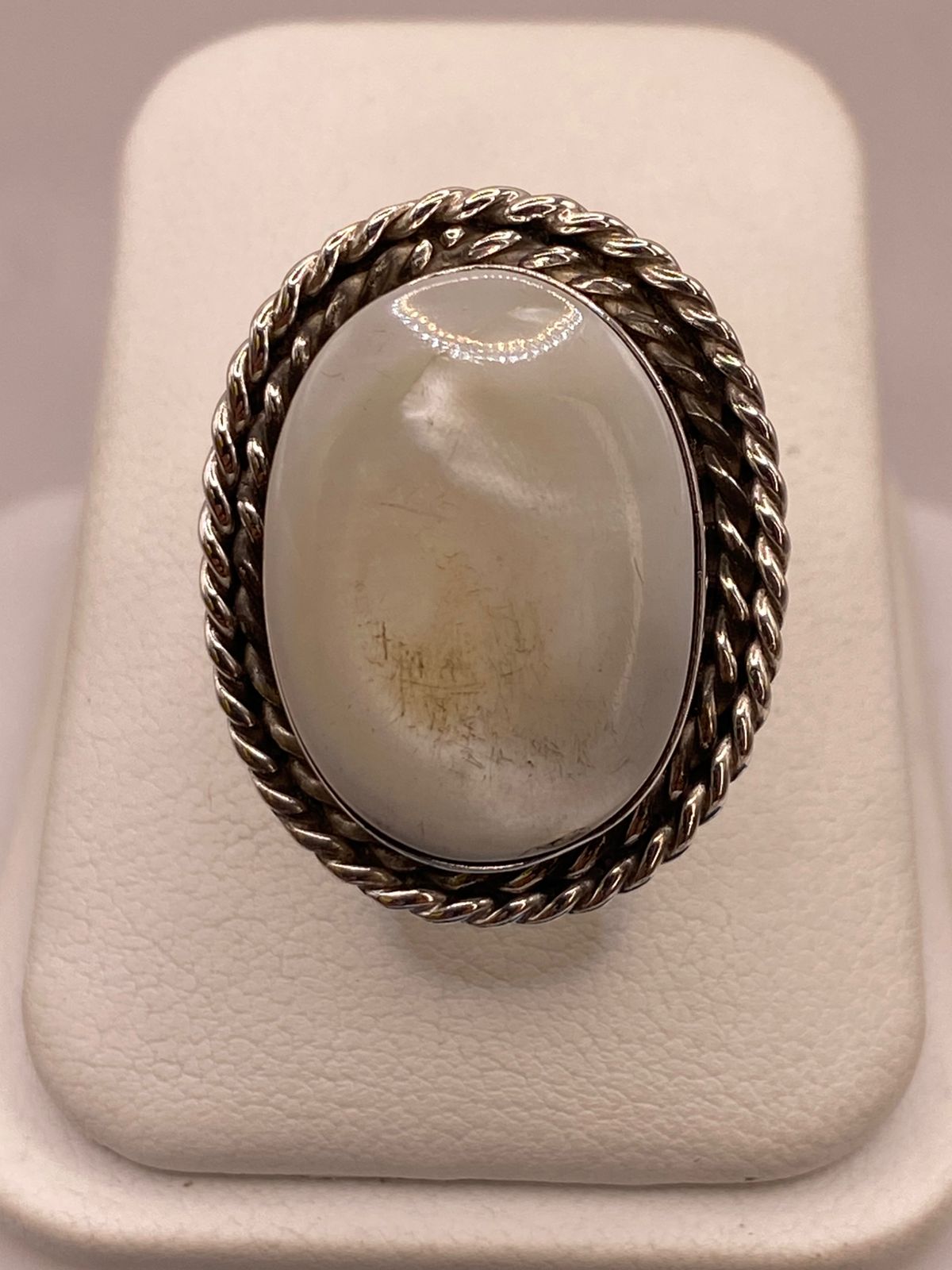 Anillo de Plata Ley 925 con Jade Marfil, vista lateral