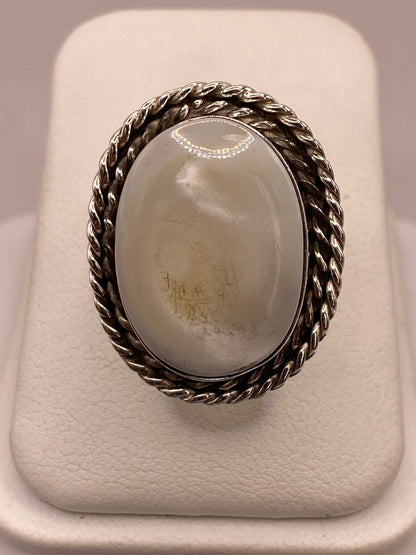 Anillo de Plata Ley 925 con Jade Marfil, vista lateral