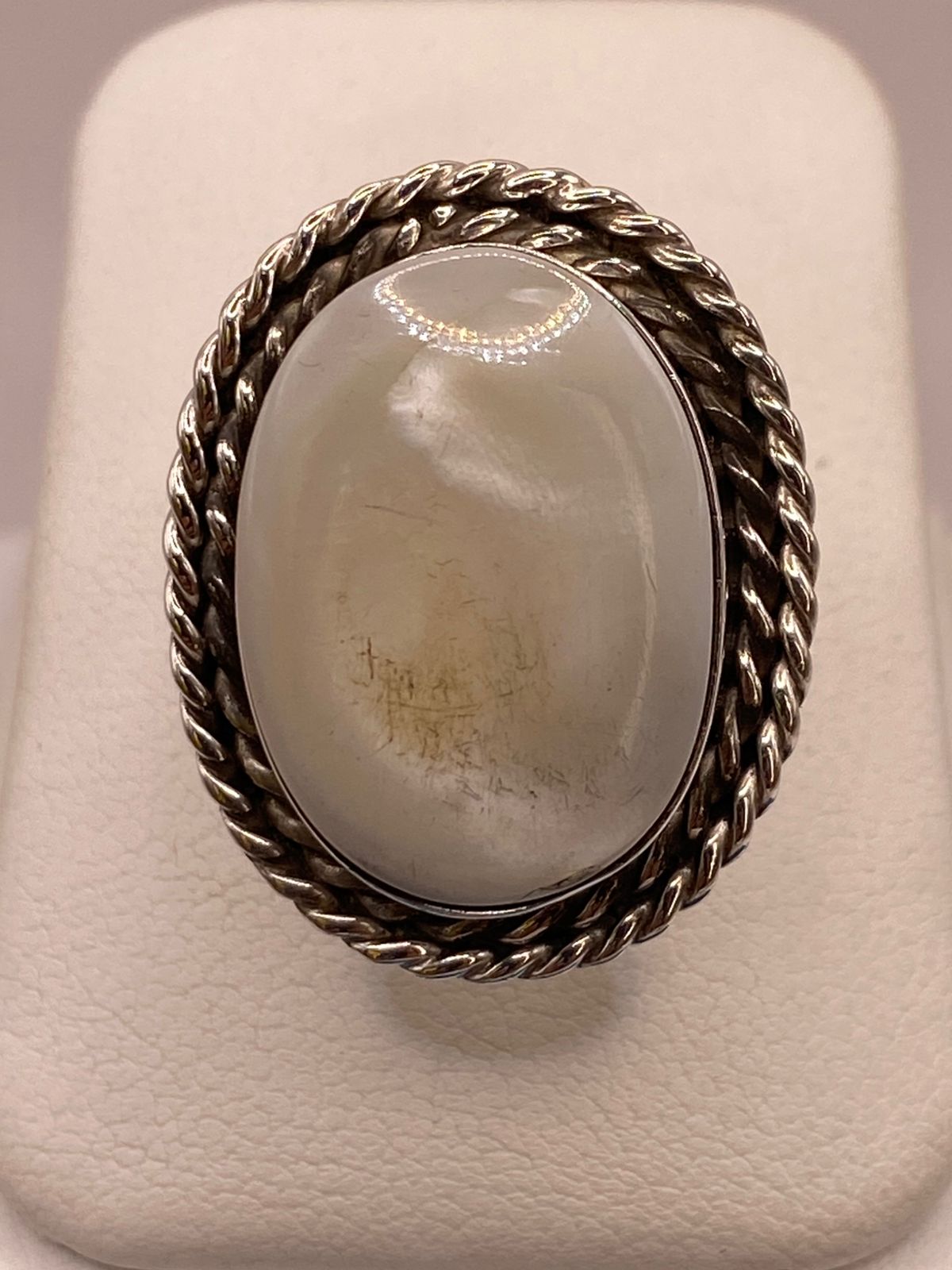 Anillo de Plata Ley 925 con Jade Marfil, vista de detalle