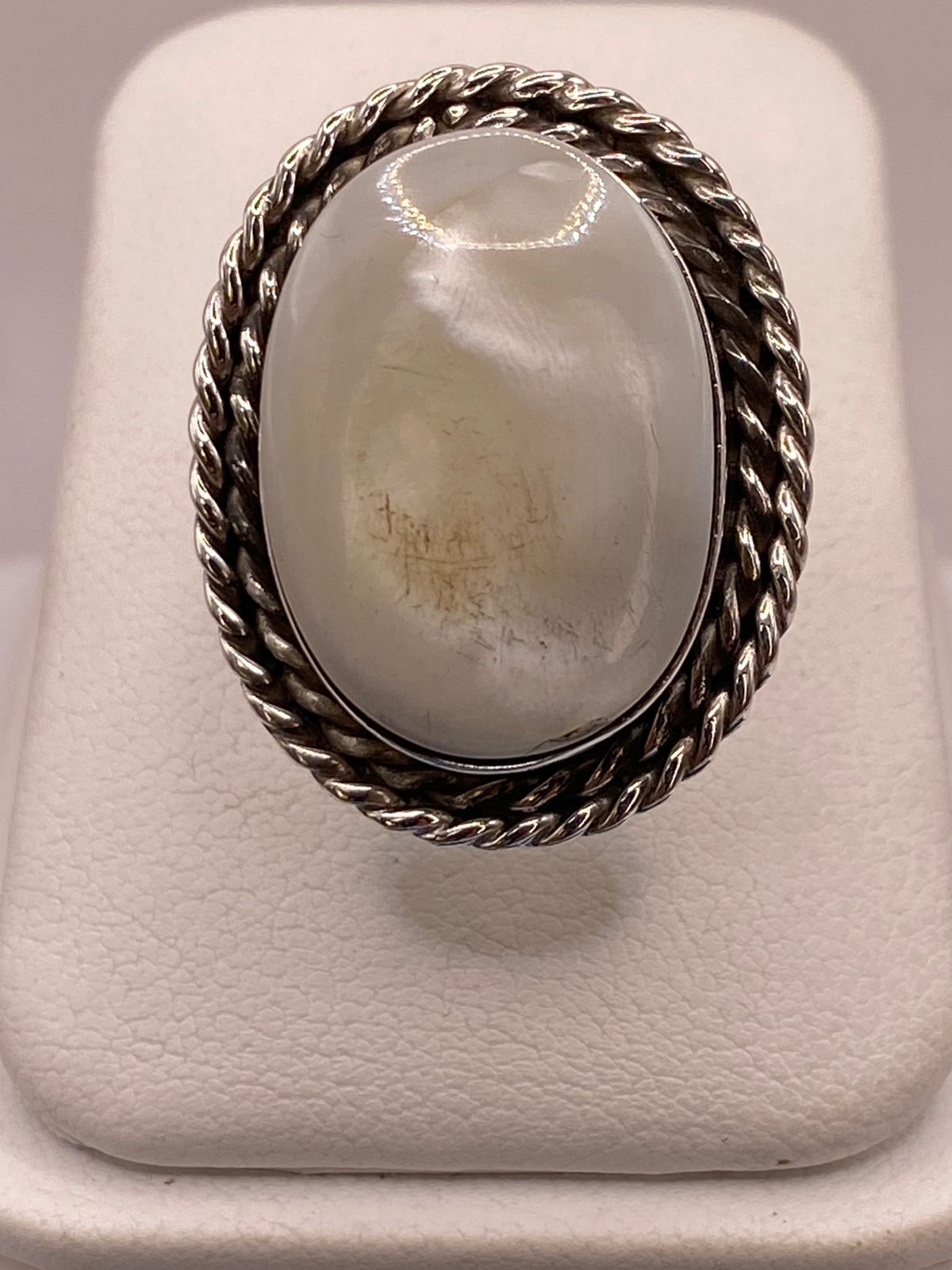 Anillo de Plata Ley 925 con Jade Marfil — ángulo diagonal