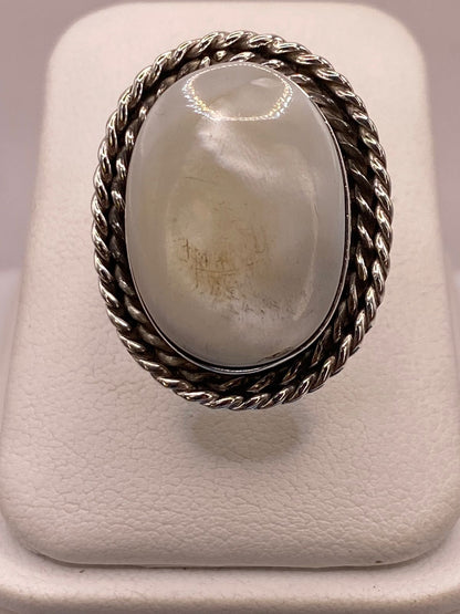 Anillo de Plata Ley 925 con Jade Marfil — ángulo diagonal
