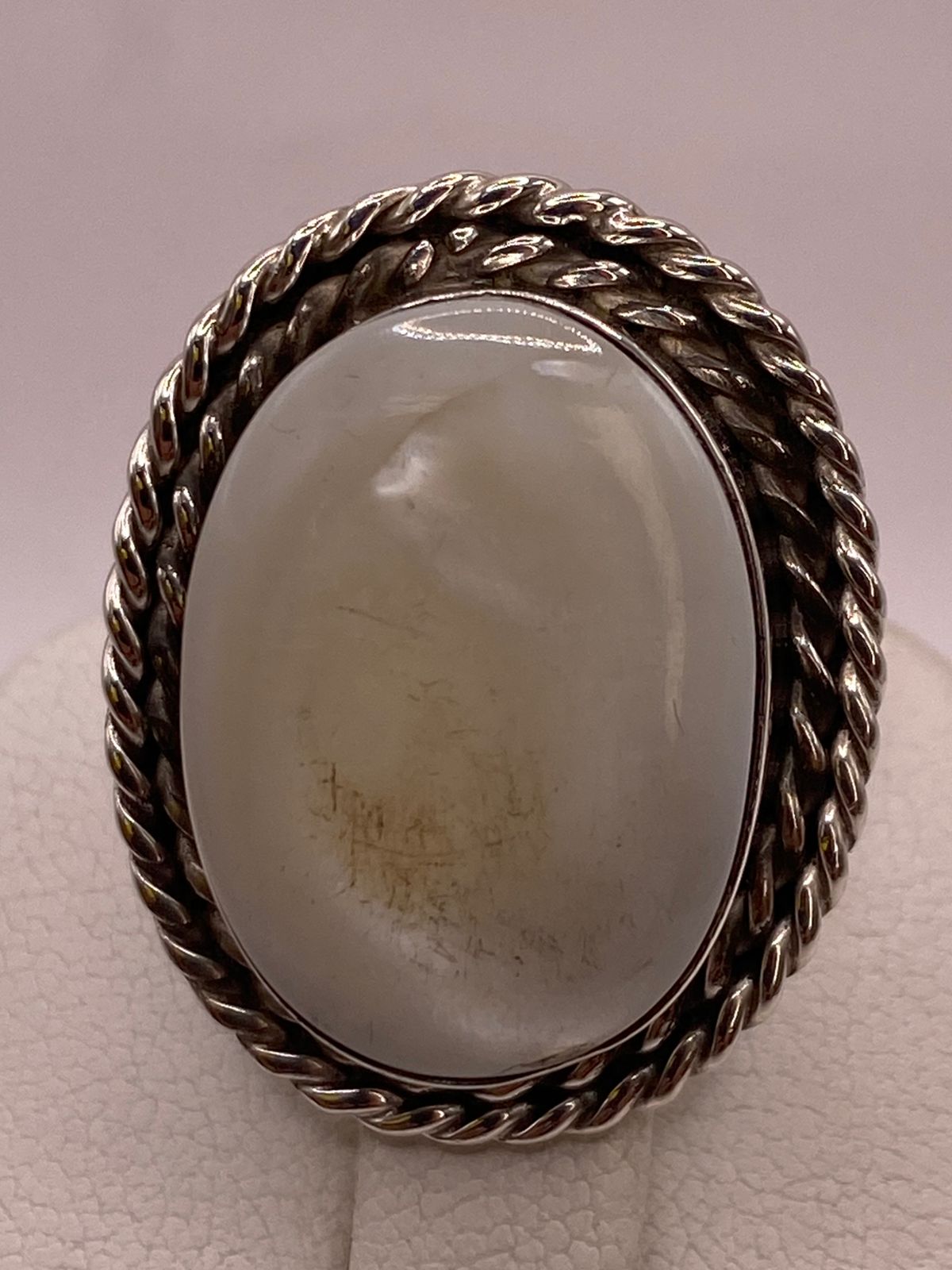 Anillo de Plata Ley 925 con Jade Marfil, sello de autenticidad Plata Ley .925