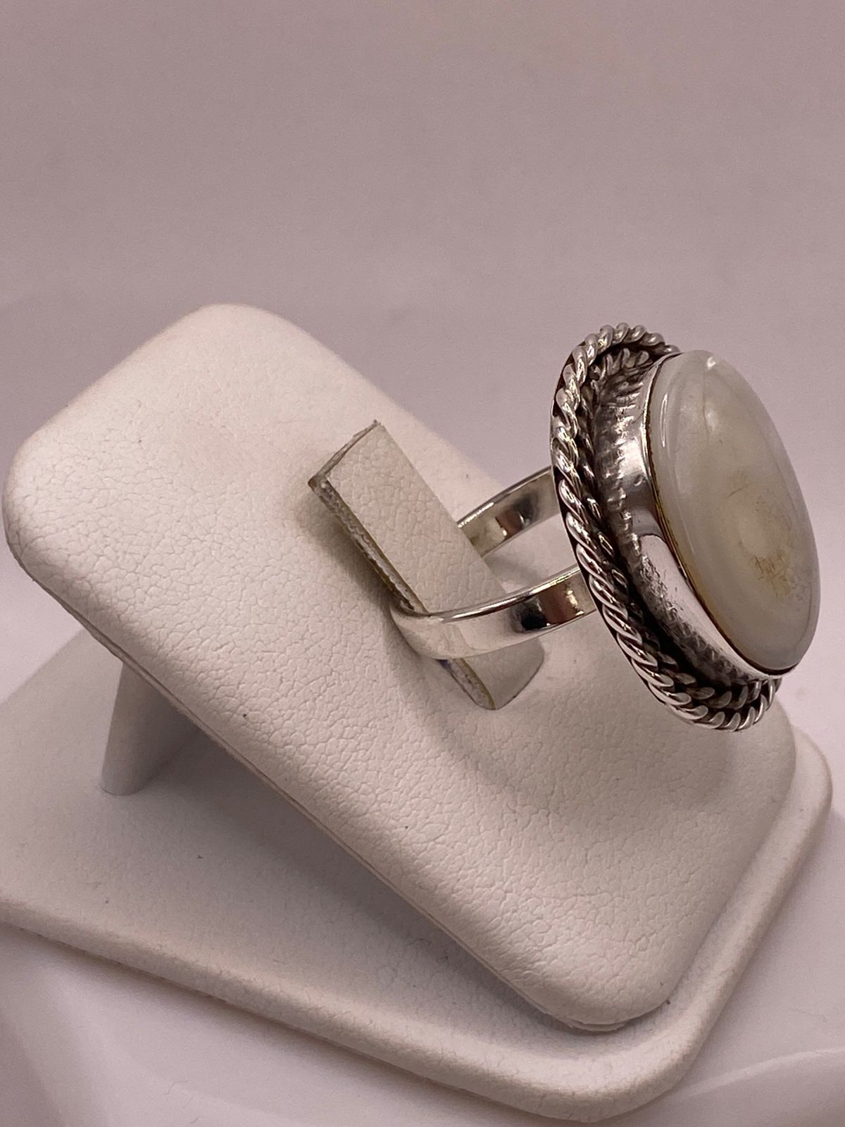 Anillo de Plata Ley 925 con Jade Marfil, vista frontal