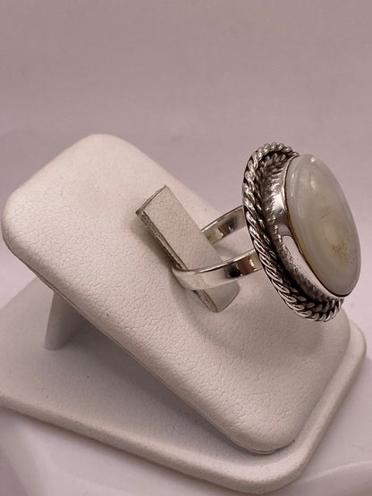 Anillo de Plata Ley 925 con Jade Marfil, vista frontal