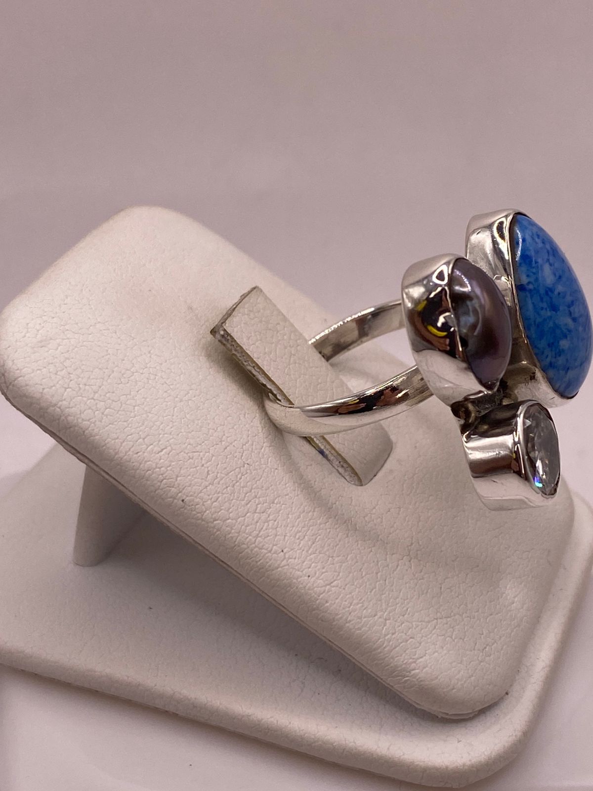 Anillo de Plata Ley 925 con Jaspe Azul, Nácar y Zirconia, vista lateral