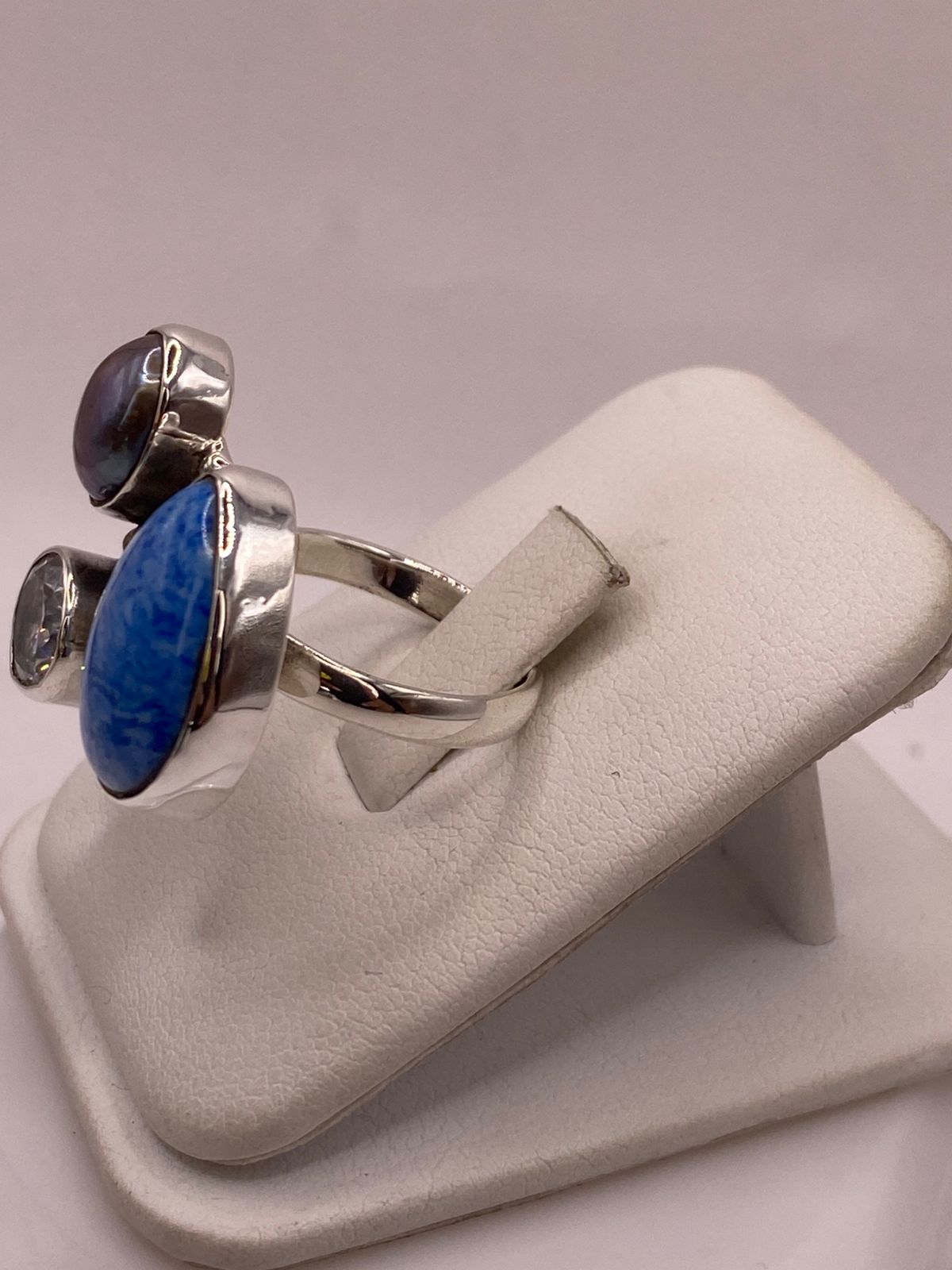 Anillo de Plata Ley 925 con Jaspe Azul, Nácar y Zirconia, vista de detalle