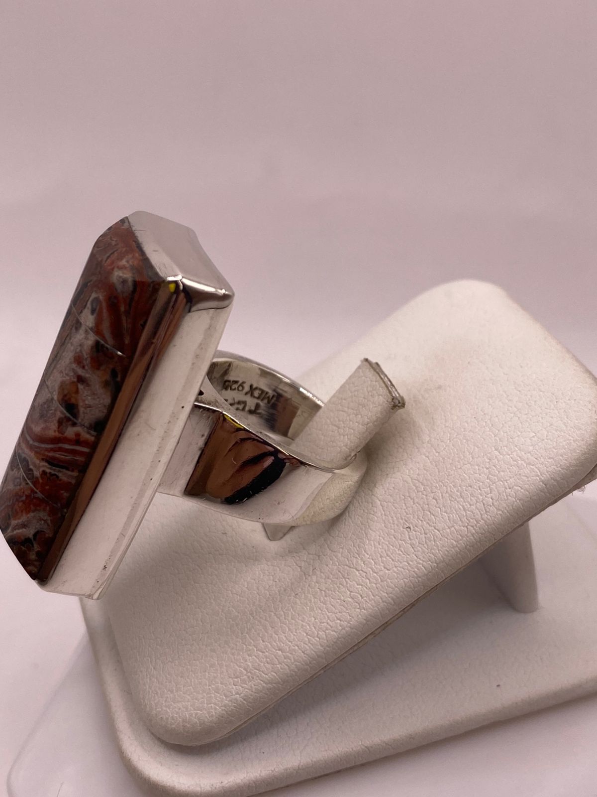 Anillo de Plata Ley 925 con Jaspe Leopardo, vista lateral