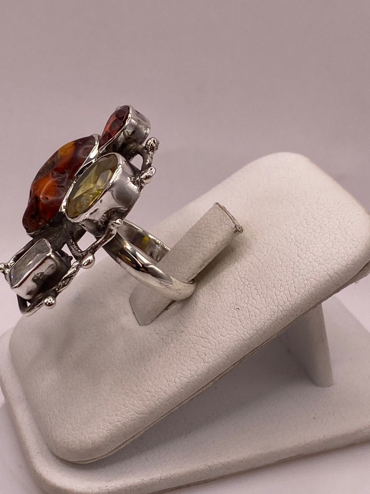 Anillo de Plata Ley 925 con Jaspe Multicolor y Zirconia, vista lateral