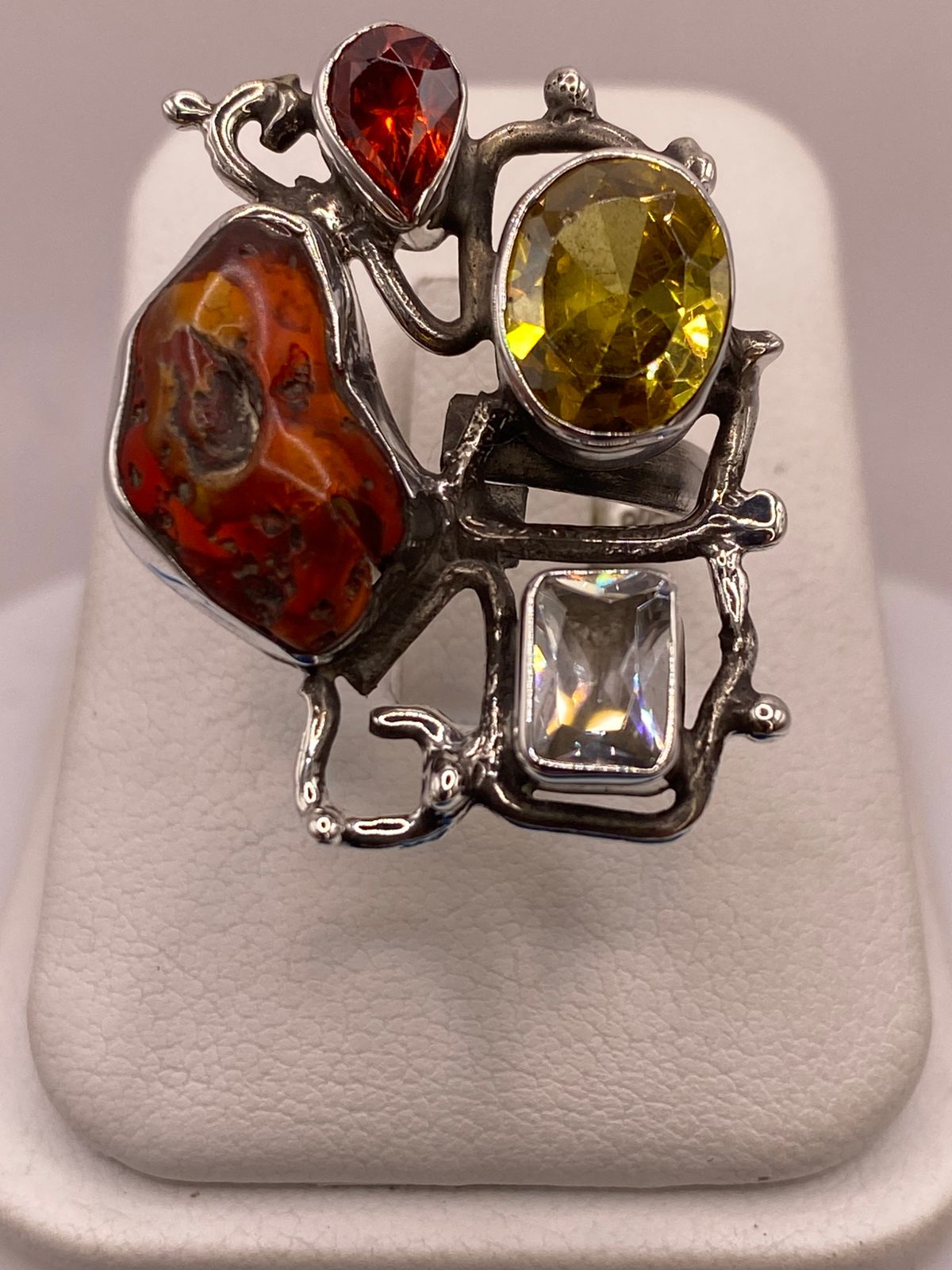 Anillo de Plata Ley 925 con Jaspe Multicolor y Zirconia — detalle de acabado