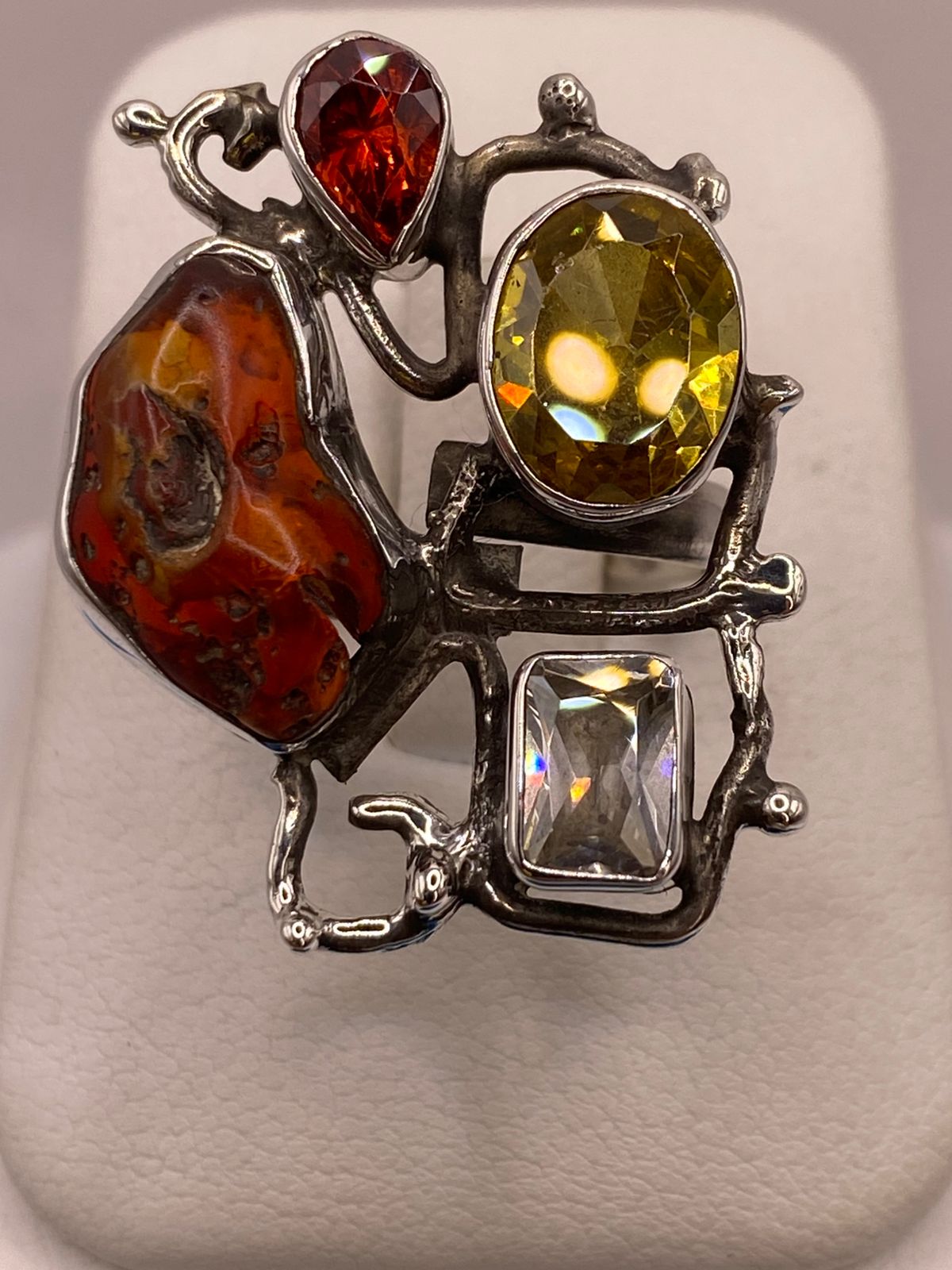 Anillo de Plata Ley 925 con Jaspe Multicolor y Zirconia, vista de detalle