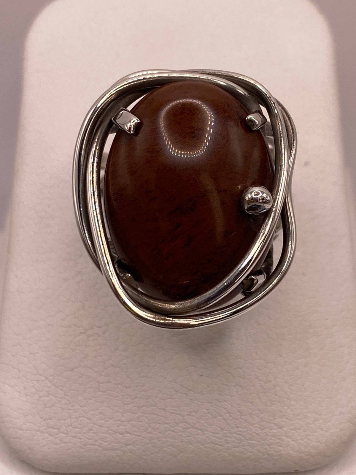 Anillo de Plata Ley 925 con Jaspe Rojo — ángulo diagonal