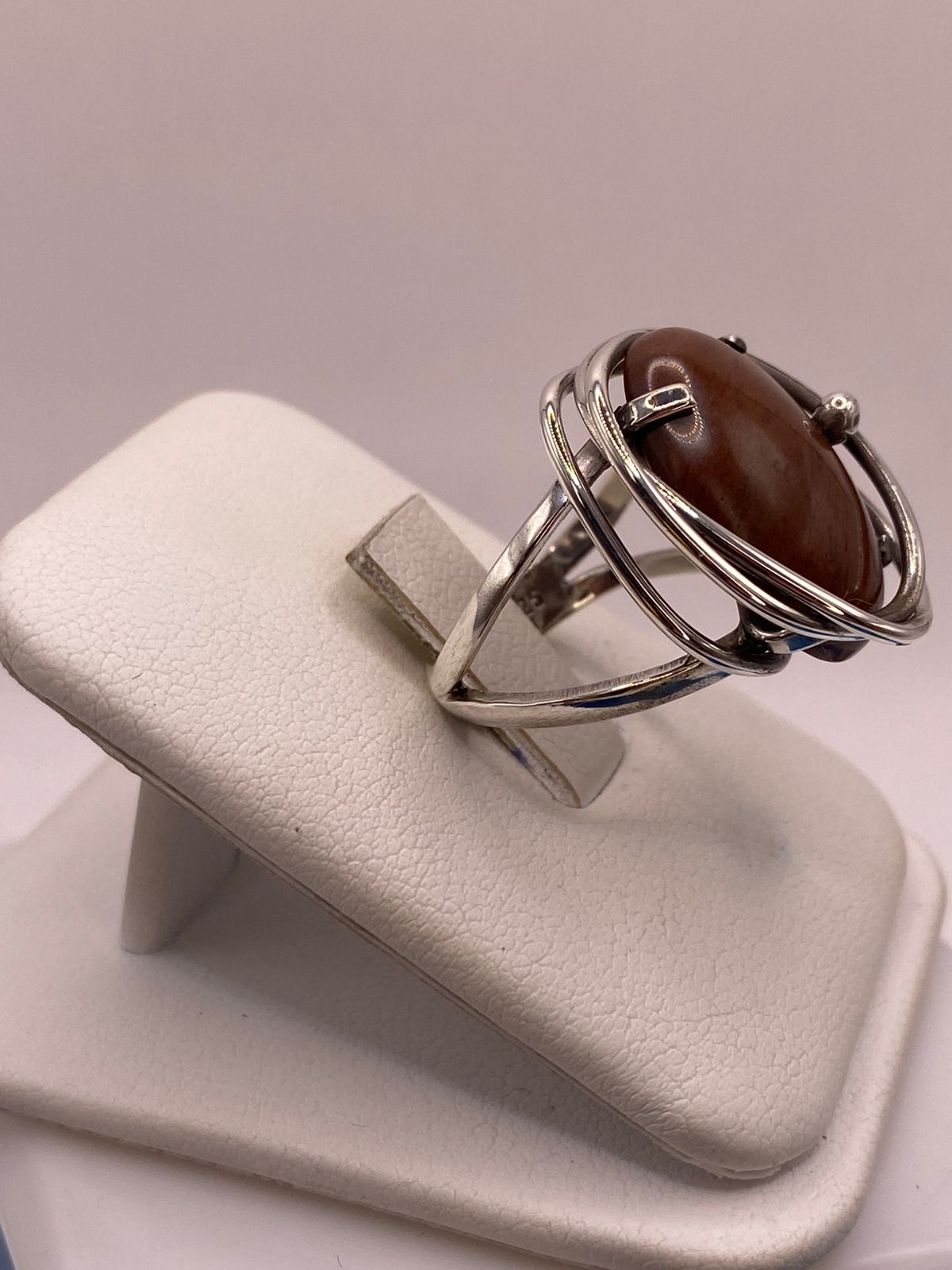 Anillo de Plata Ley 925 con Jaspe Rojo, vista lateral