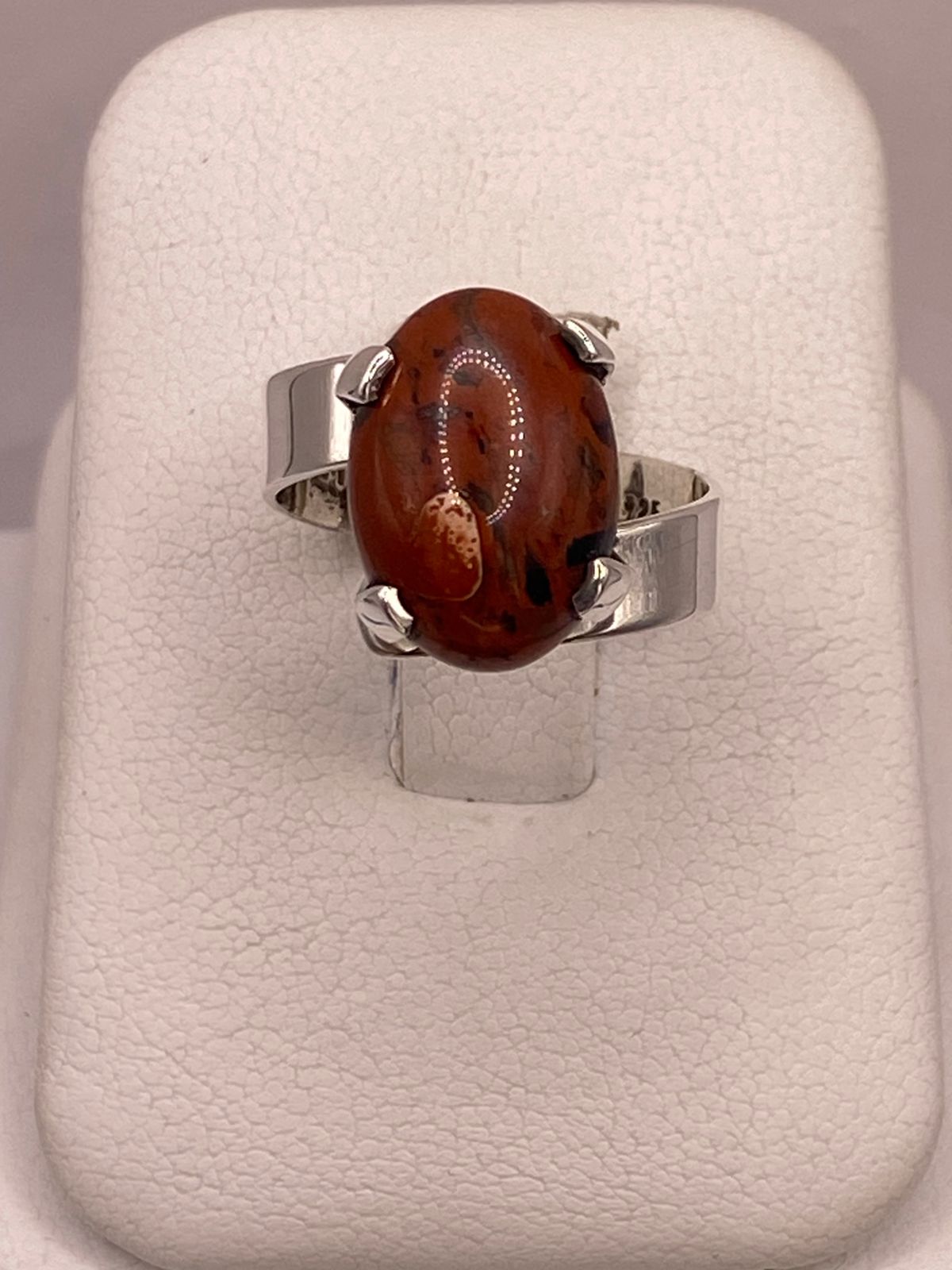 Anillo de Plata Ley 925 con Jaspe Rojo en báscula mostrando peso