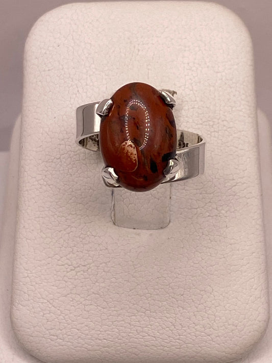 Anillo de Plata Ley 925 con Jaspe Rojo en báscula mostrando peso