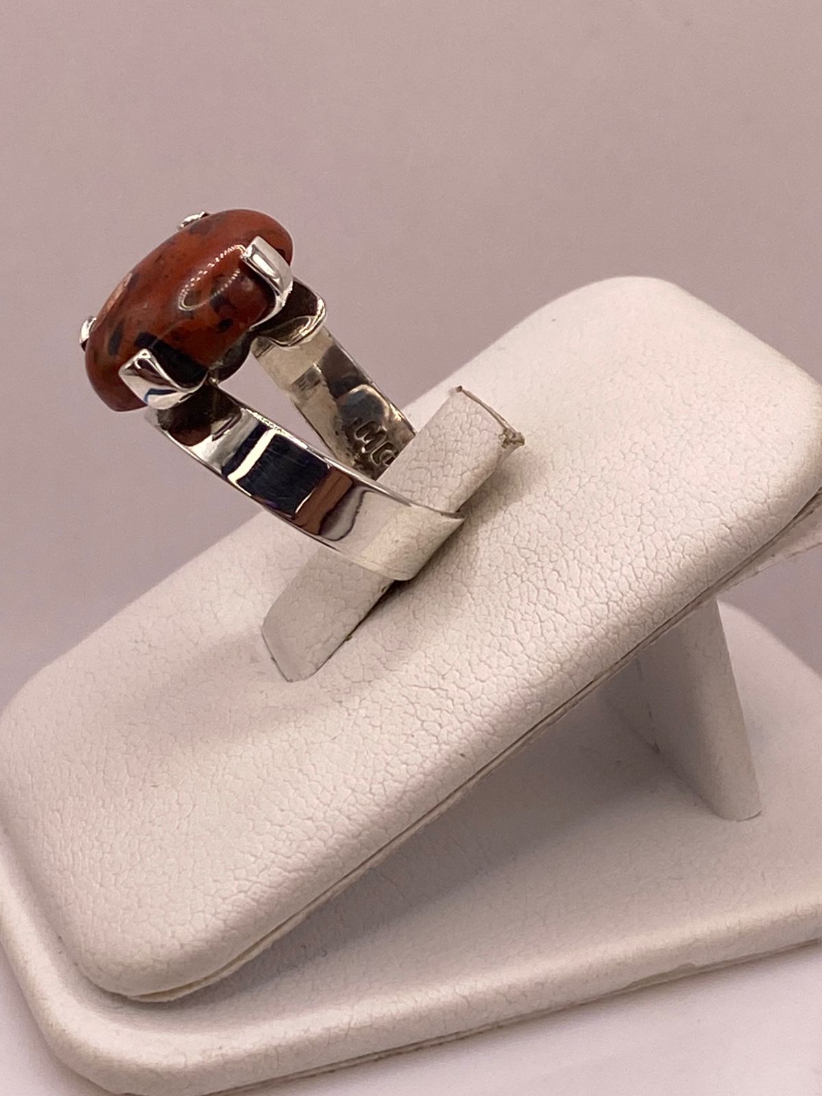Anillo de Plata Ley 925 con Jaspe Rojo, vista lateral