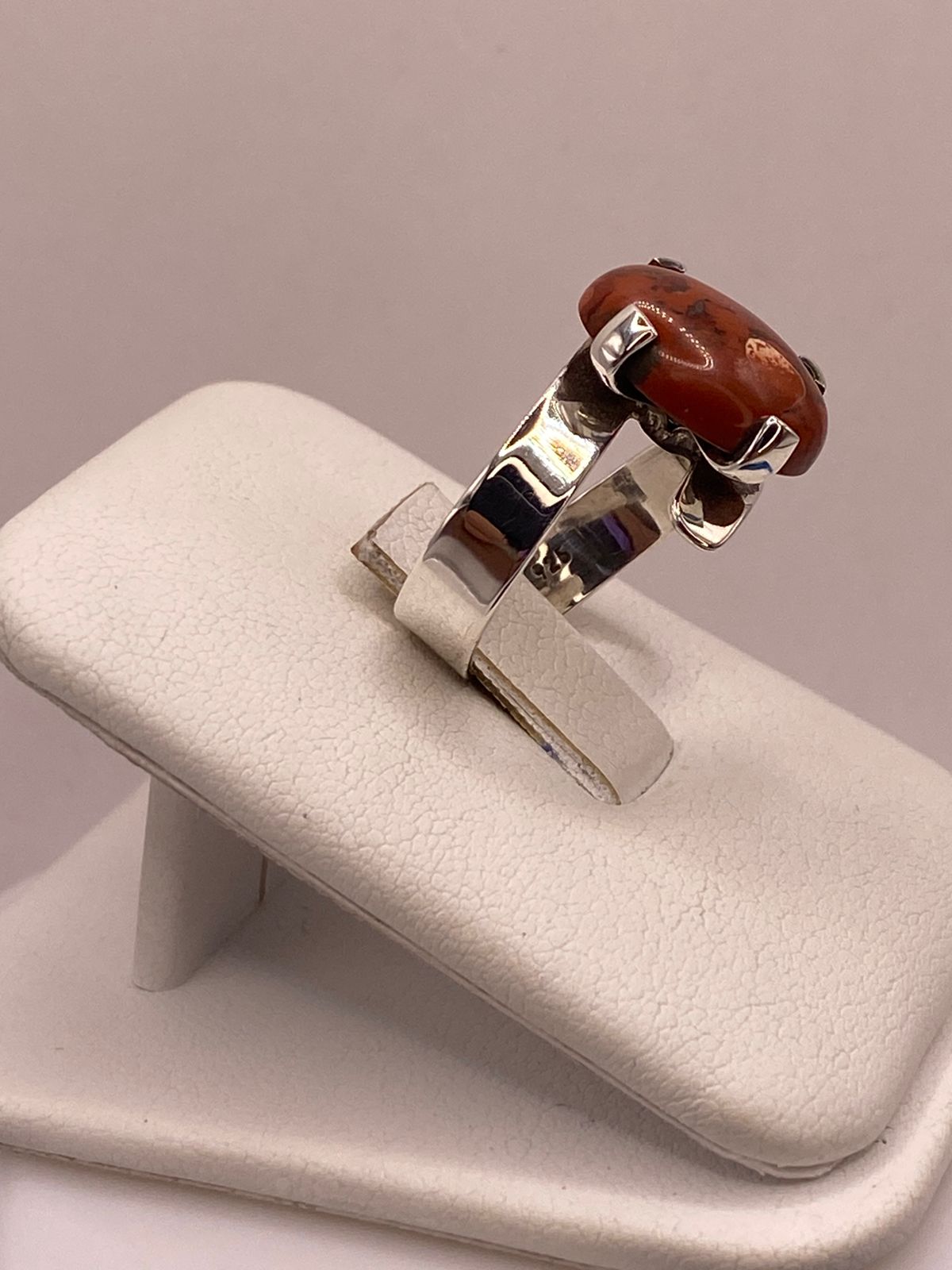 Anillo de Plata Ley 925 con Jaspe Rojo, vista de detalle