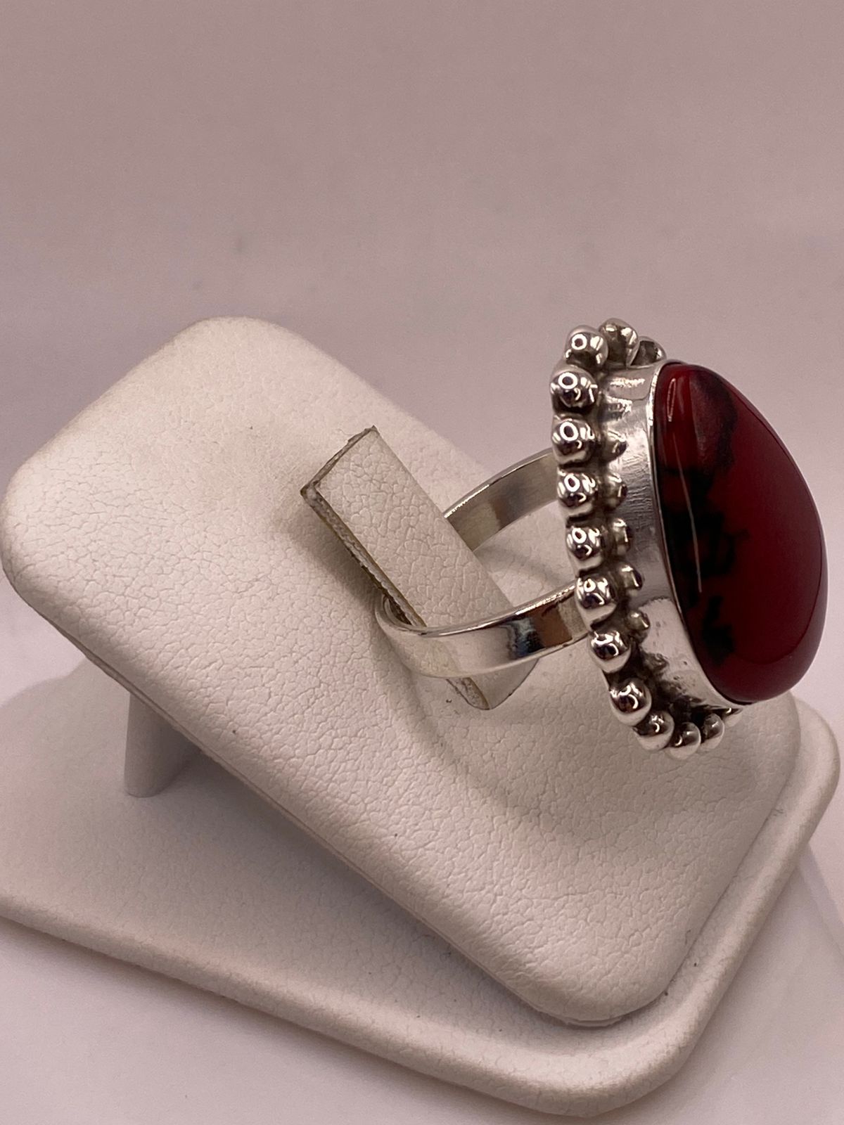 Anillo de Plata Ley 925 con Jaspe Rojo, vista lateral