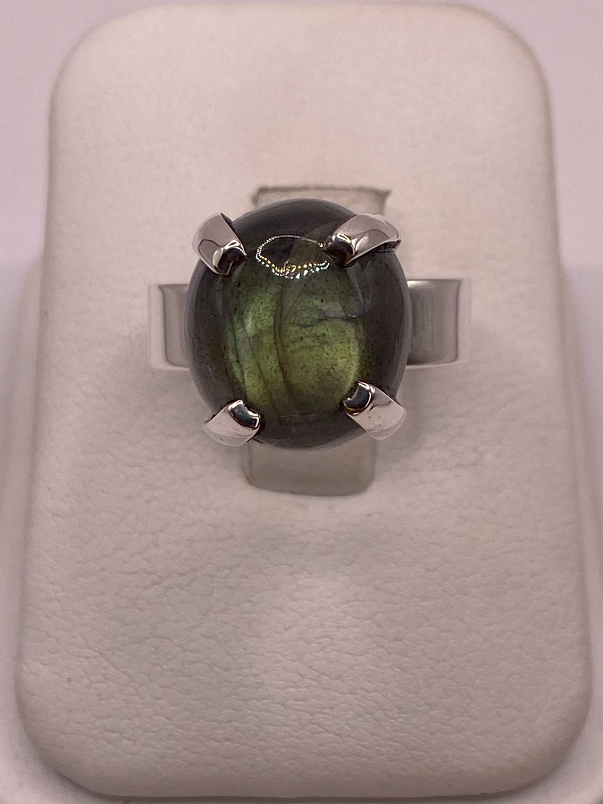 Anillo de Plata Ley 925 con Labradorita Natural, vista de detalle
