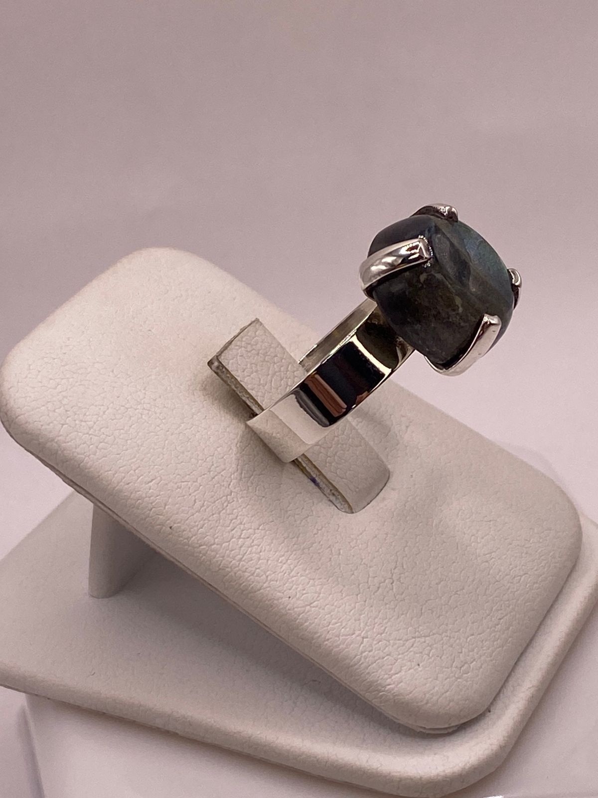 Anillo de Plata Ley 925 con Labradorita Natural, vista lateral