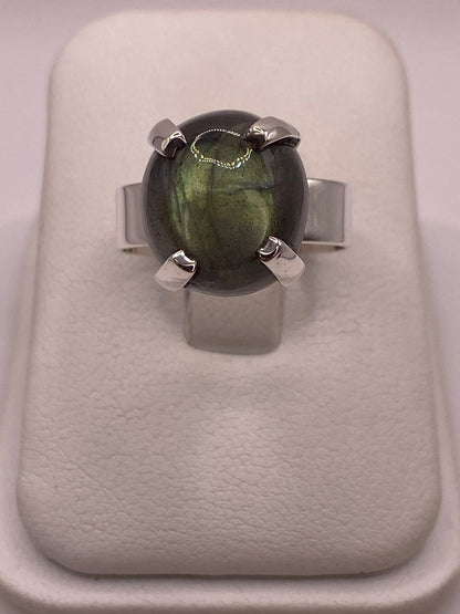 Anillo de Plata Ley 925 con Labradorita Natural — ángulo diagonal