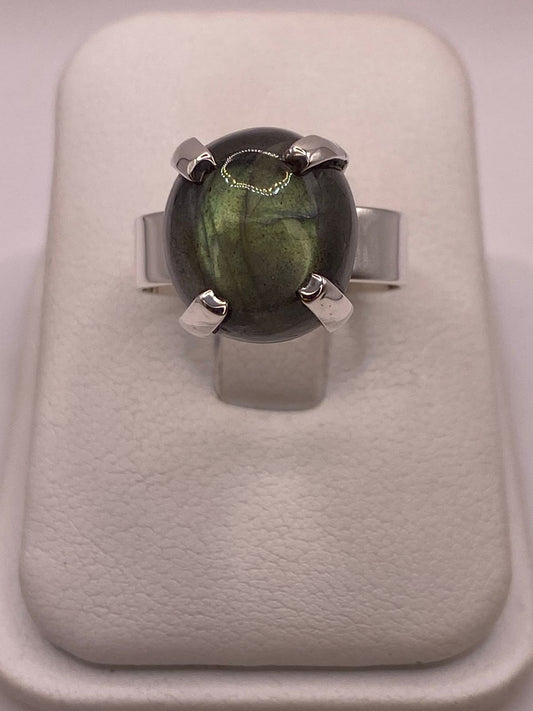 Anillo de Plata Ley 925 con Labradorita Natural — ángulo diagonal