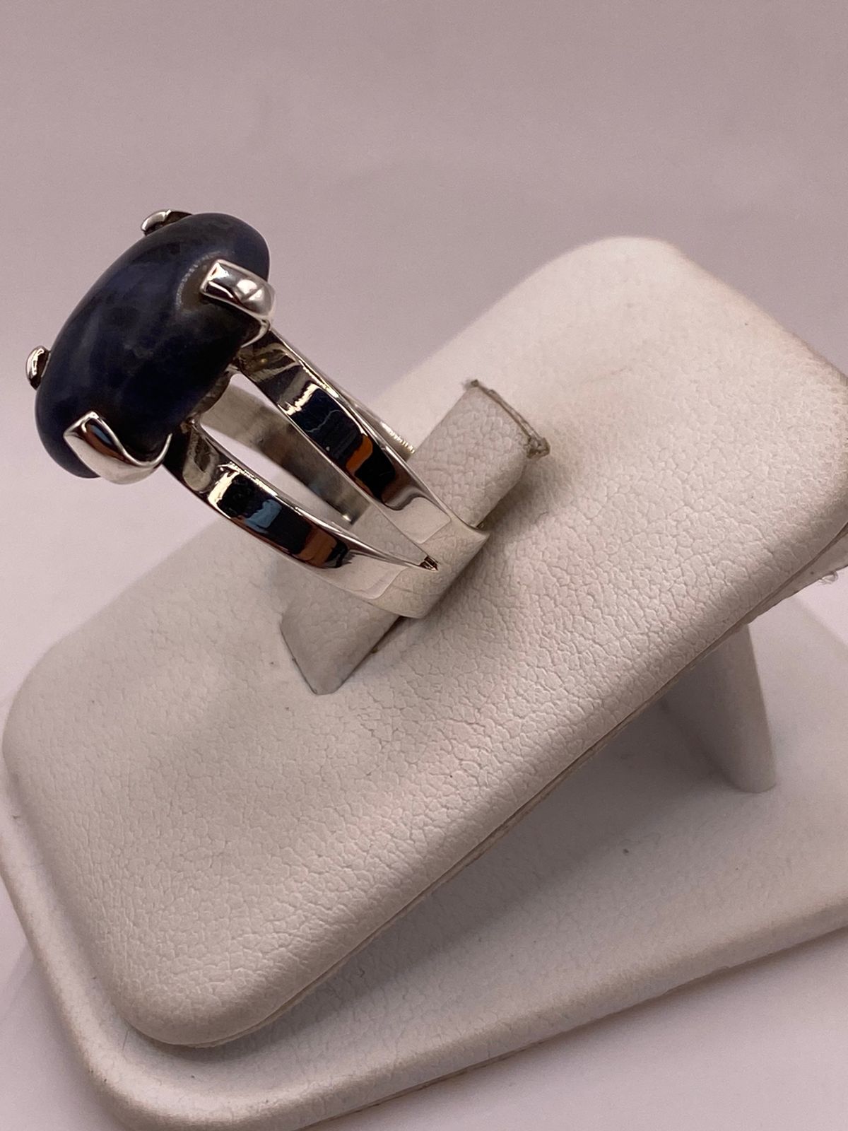 Anillo de Plata Ley 925 con Lapislázuli, vista lateral