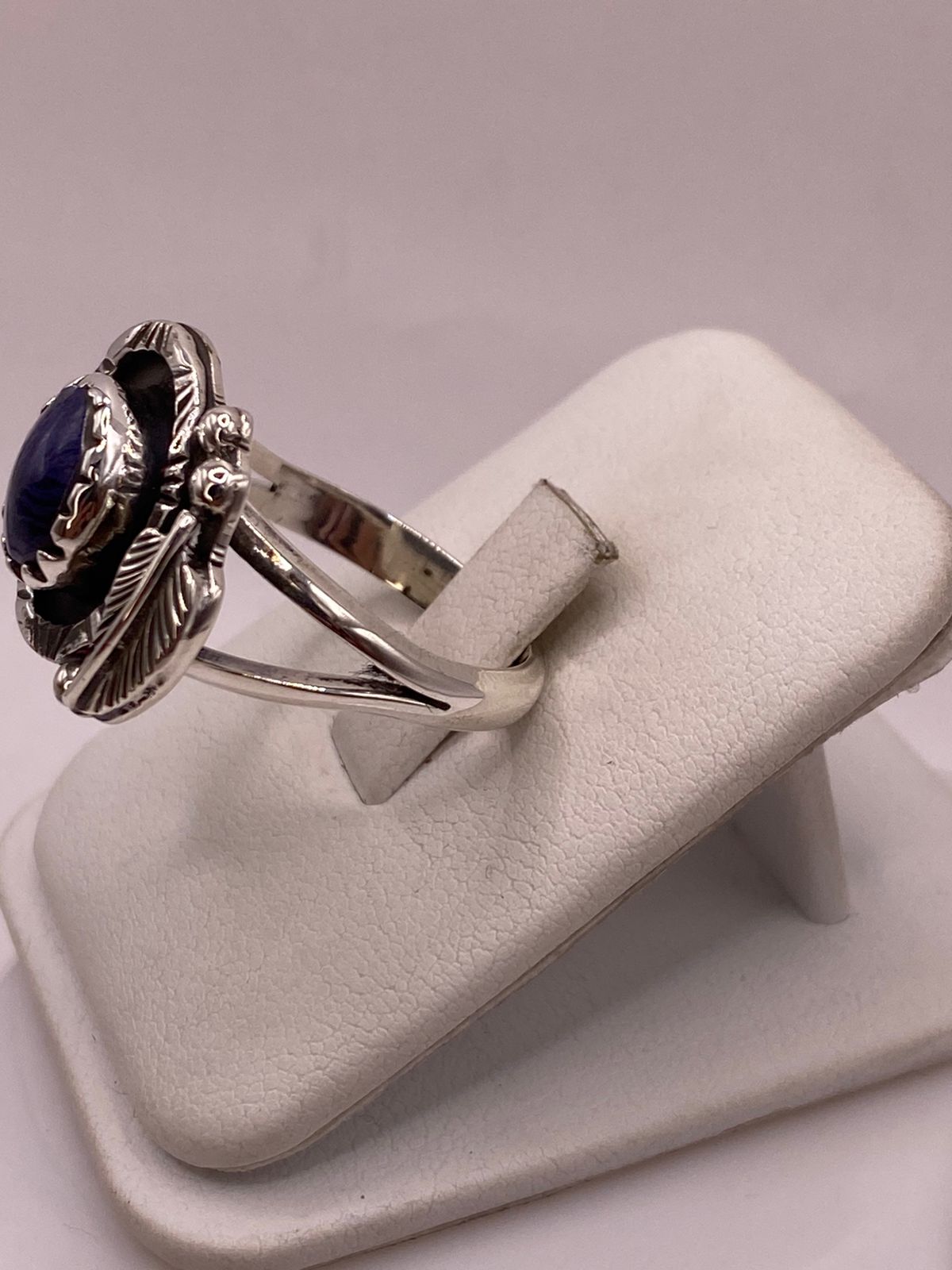 Anillo de Plata Ley 925 con Lapislázuli y Diseño Navajo de Pluma, vista lateral