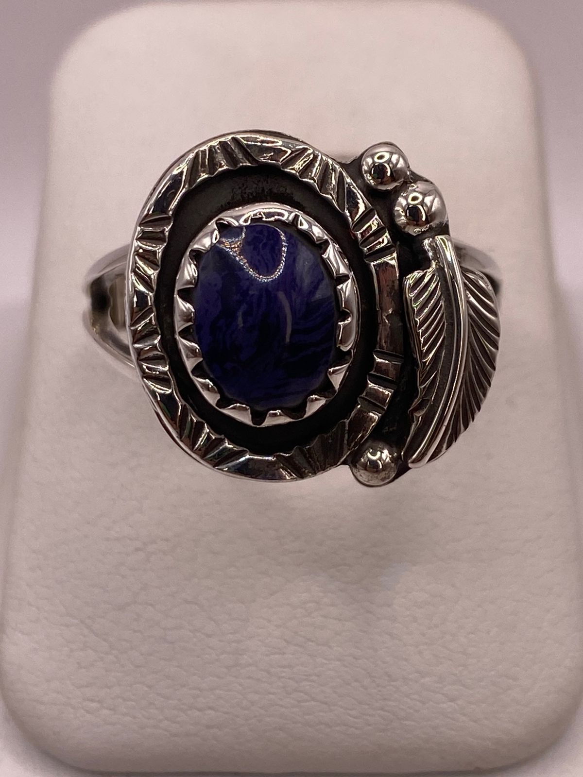 Anillo de Plata Ley 925 con Lapislázuli y Diseño Navajo de Pluma, vista frontal