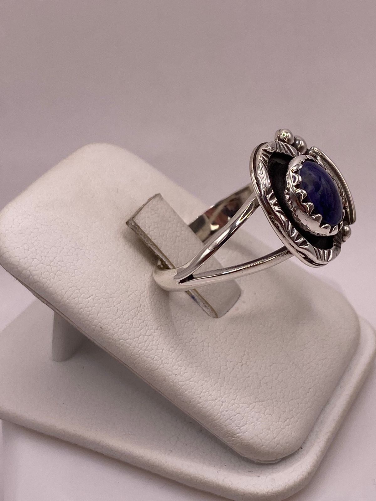 Anillo de Plata Ley 925 con Lapislázuli y Diseño Navajo de Pluma, vista de detalle