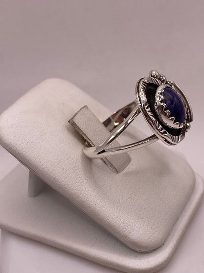 Anillo de Plata Ley 925 con Lapislázuli y Diseño Navajo de Pluma, vista de detalle
