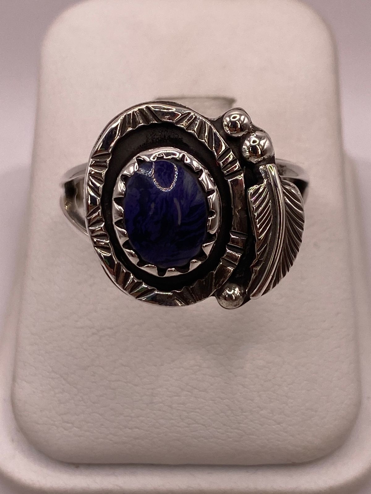 Anillo de Plata Ley 925 con Lapislázuli y Diseño Navajo de Pluma, vista superior
