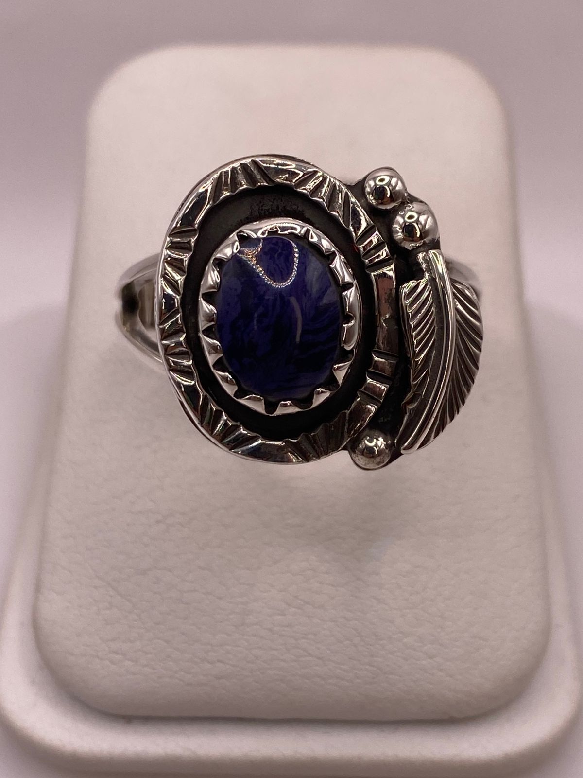 Anillo de Plata Ley 925 con Lapislázuli y Diseño Navajo de Pluma en báscula mostrando peso