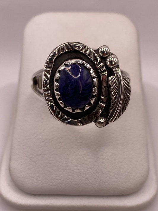 Anillo de Plata Ley 925 con Lapislázuli y Diseño Navajo de Pluma en báscula mostrando peso
