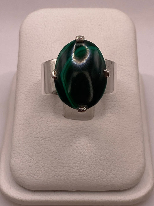 Anillo de Plata Ley 925 con Malaquita Natu — detalle de piedra