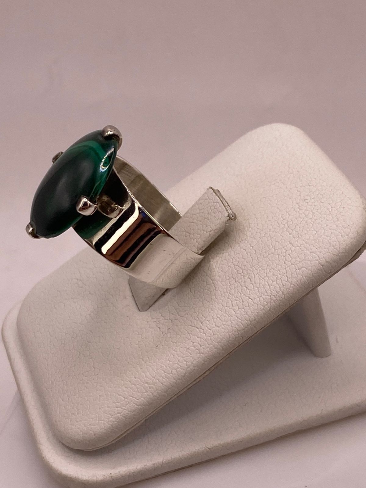 Anillo de Plata Ley 925 con Malaquita Natu, vista frontal