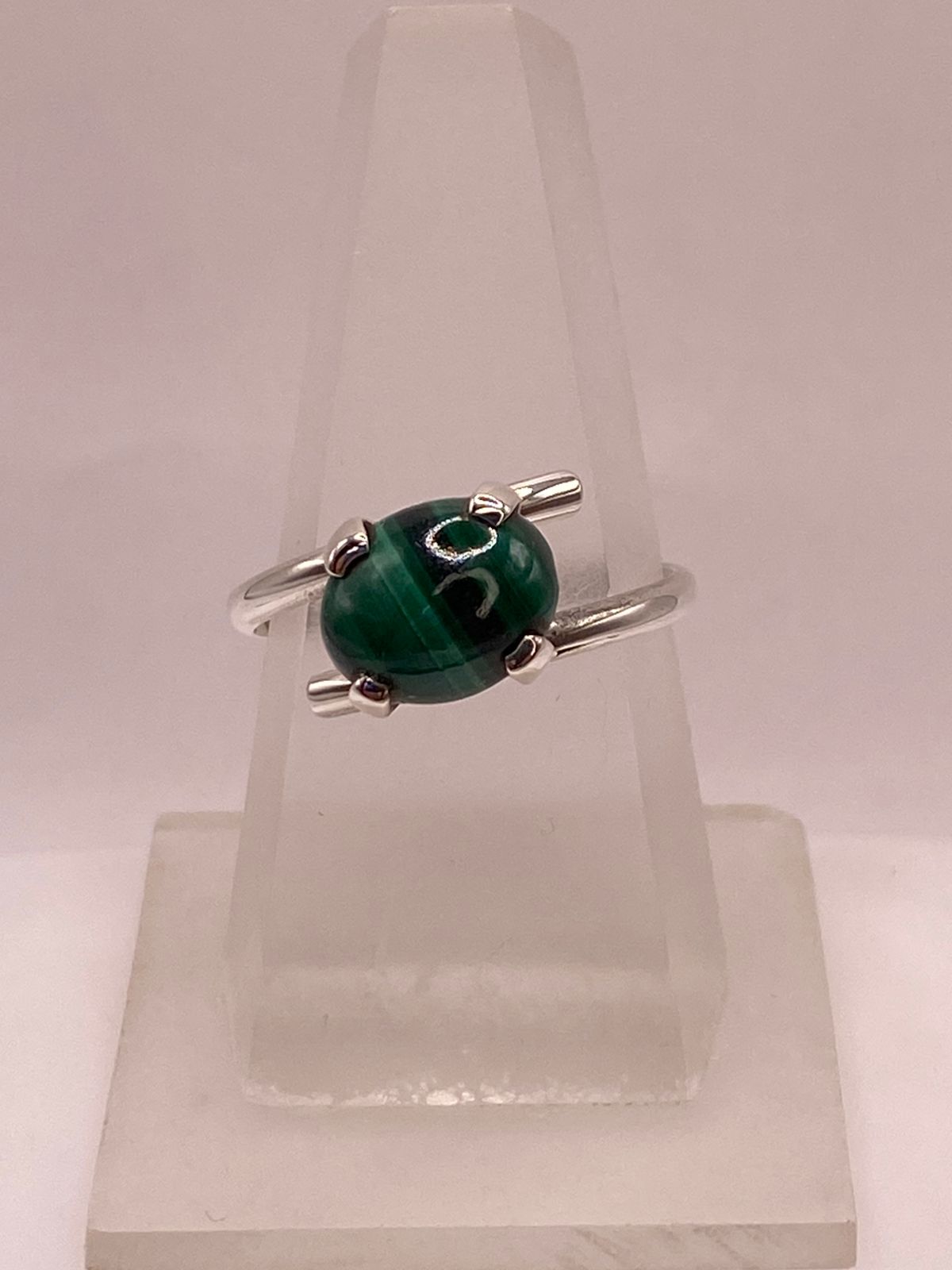 Anillo de Plata Ley 925 con Malaquita Natural — ángulo diagonal