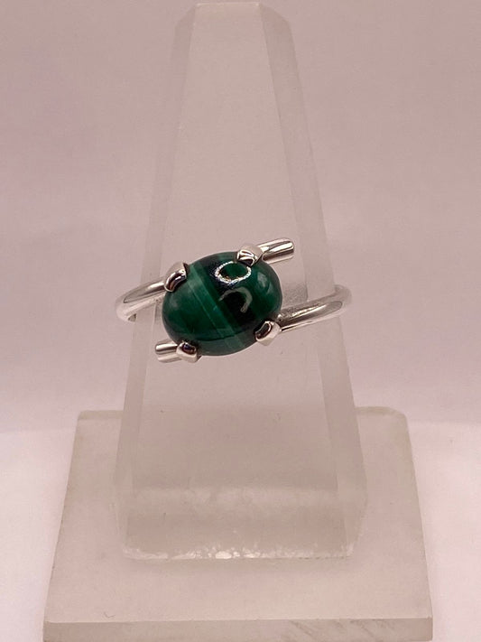 Anillo de Plata Ley 925 con Malaquita Natural — ángulo diagonal