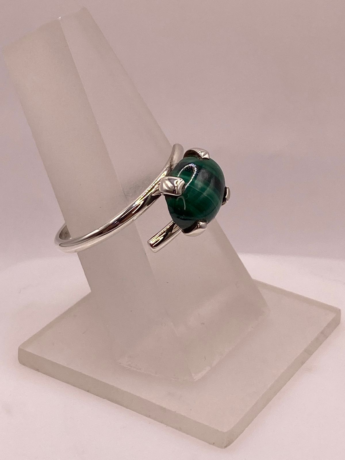 Anillo de Plata Ley 925 con Malaquita Natural, vista frontal
