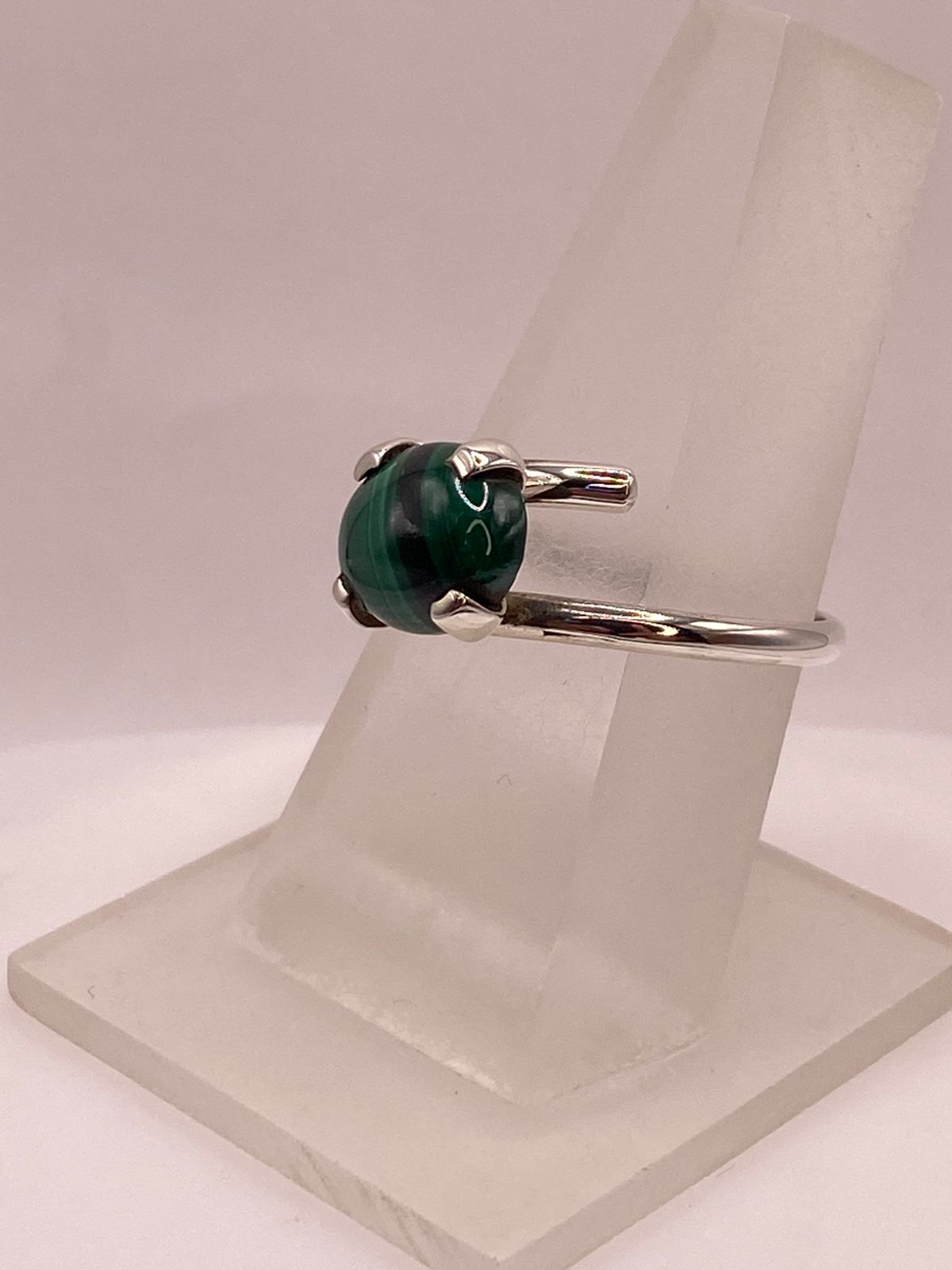 Anillo de Plata Ley 925 con Malaquita Natural, vista lateral