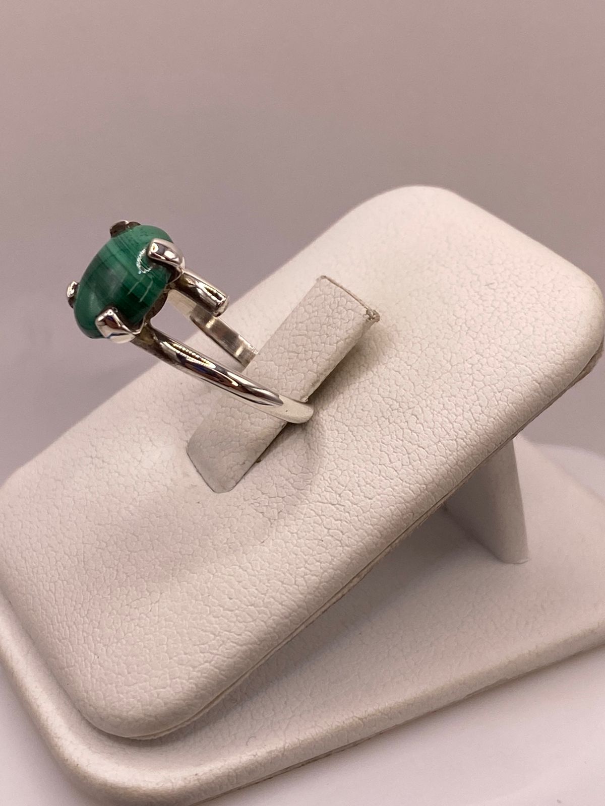 Anillo de Plata Ley 925 con Malaquita Natural, vista lateral