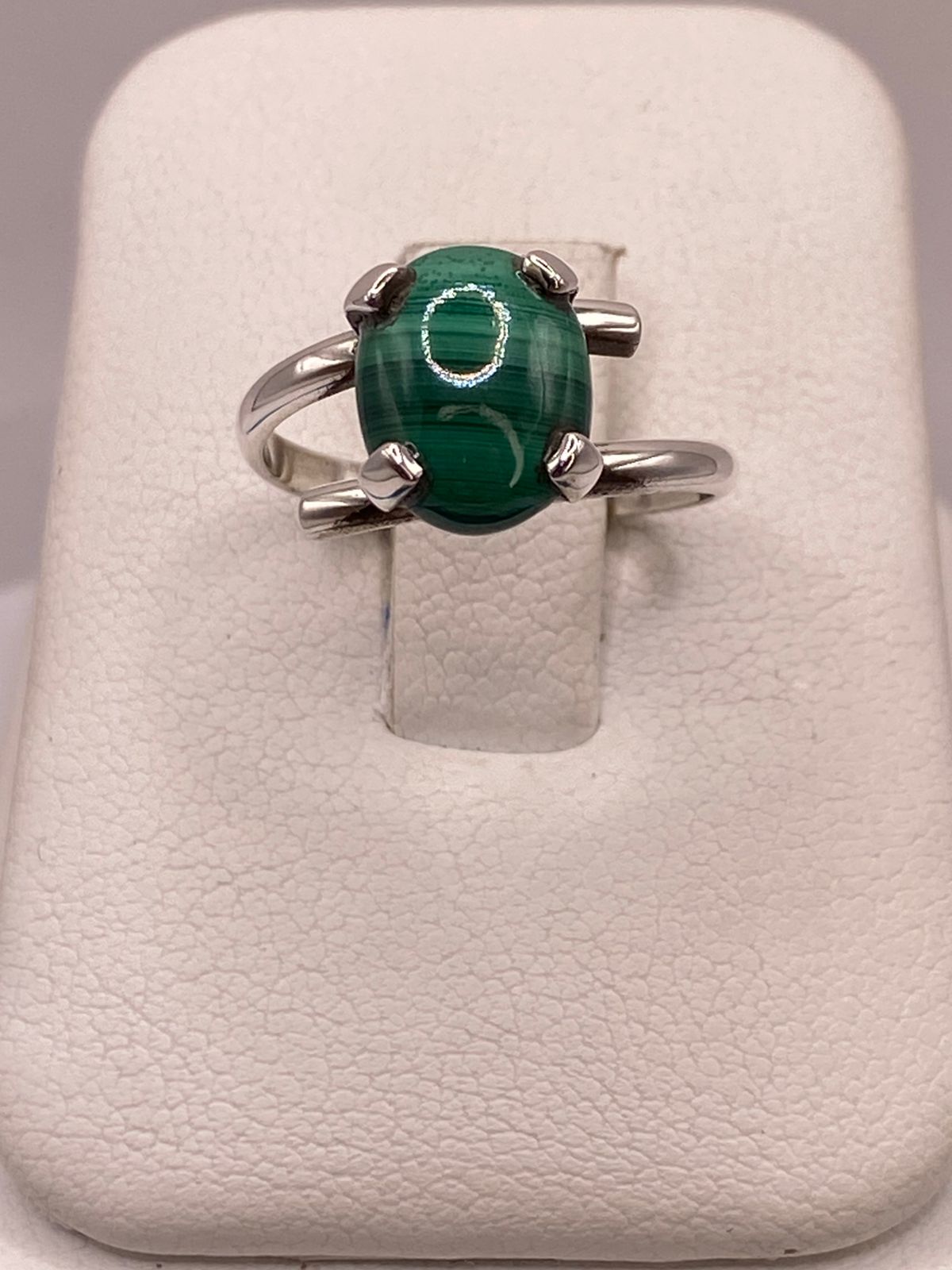 Anillo de Plata Ley 925 con Malaquita Natural — ángulo diagonal
