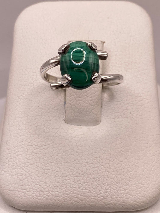 Anillo de Plata Ley 925 con Malaquita Natural — ángulo diagonal