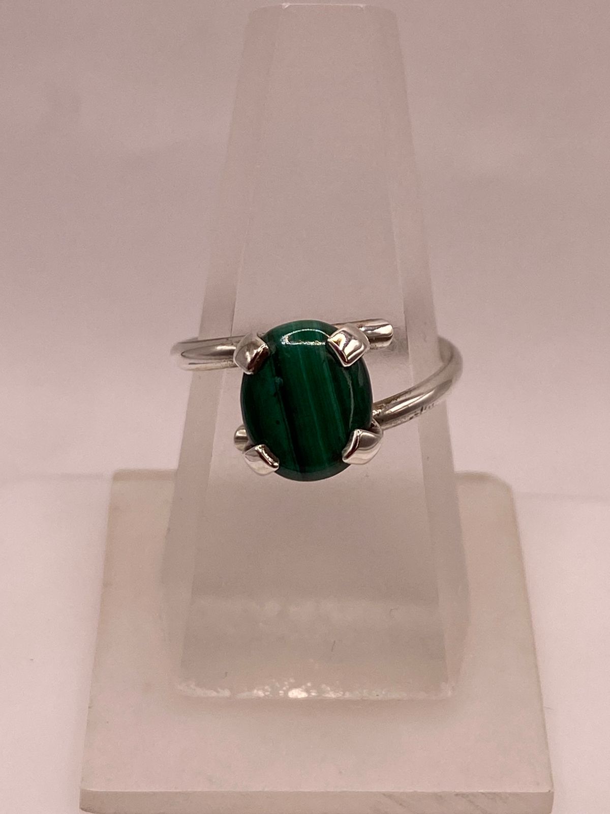 Anillo de Plata Ley 925 con Malaquita Natural — ángulo diagonal
