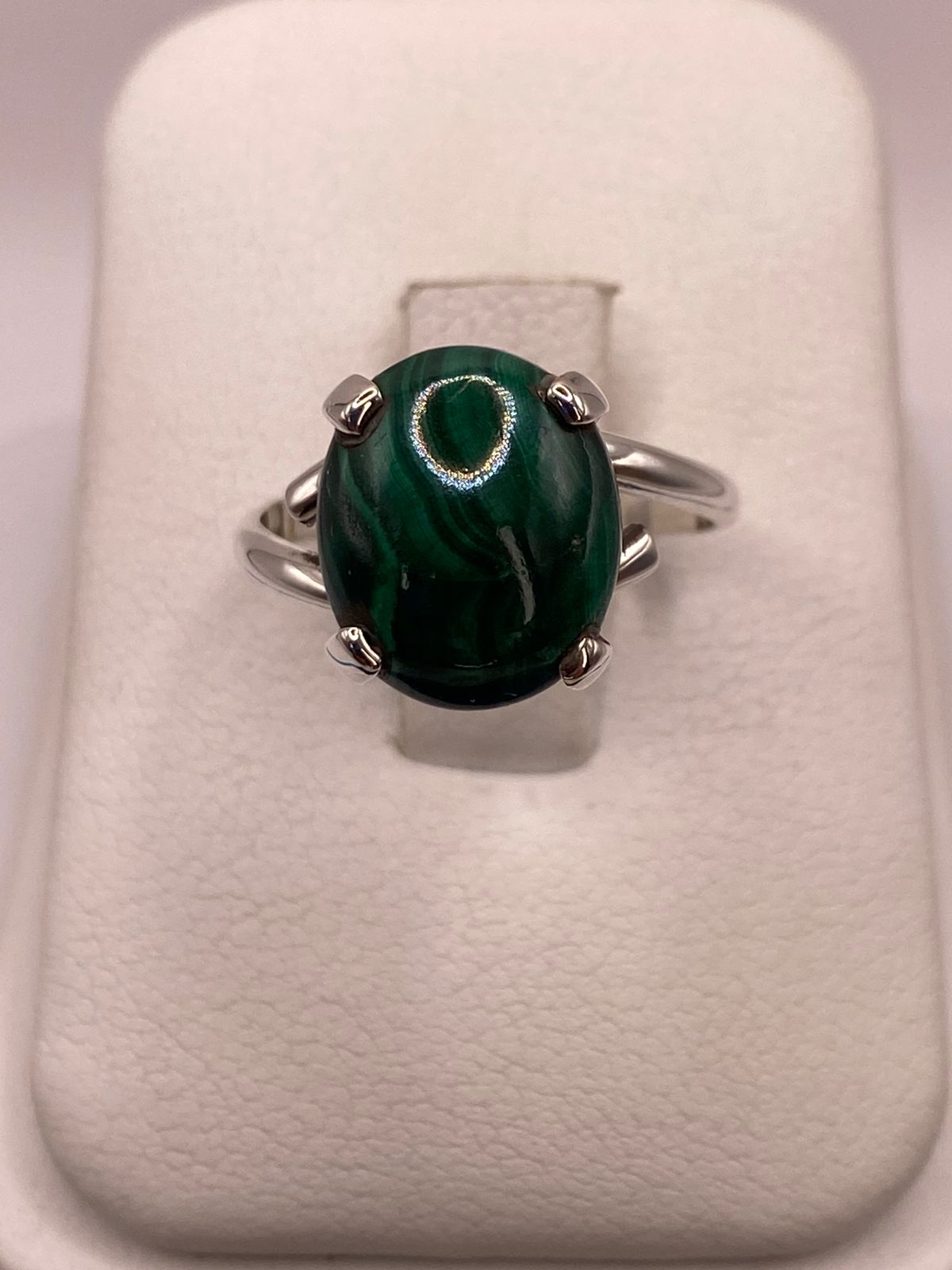 Anillo de Plata Ley 925 con Malaquita Natural, vista frontal