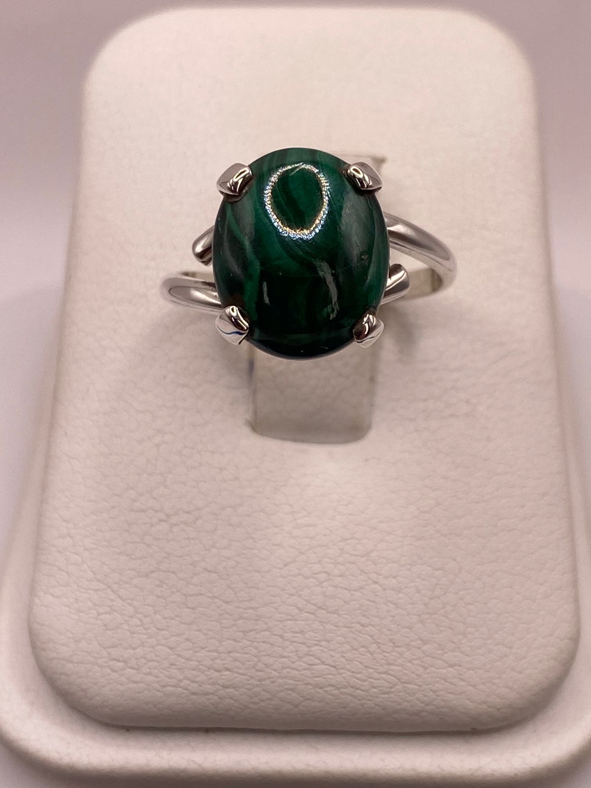 Anillo de Plata Ley 925 con Malaquita Natural — ángulo diagonal