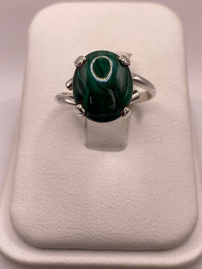 Anillo de Plata Ley 925 con Malaquita Natural — ángulo diagonal