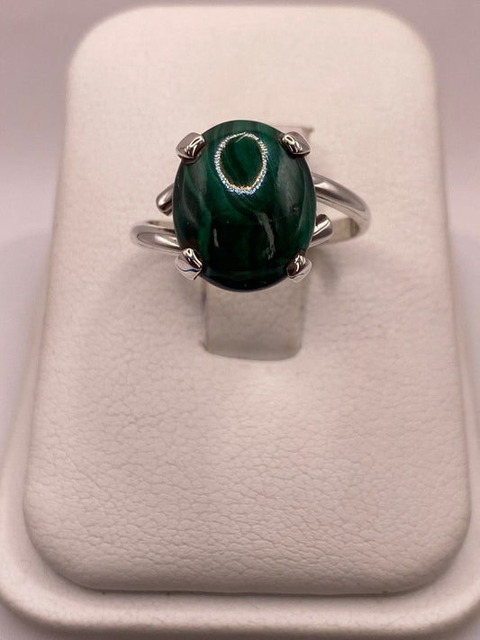 Anillo de Plata Ley 925 con Malaquita Natural — ángulo diagonal